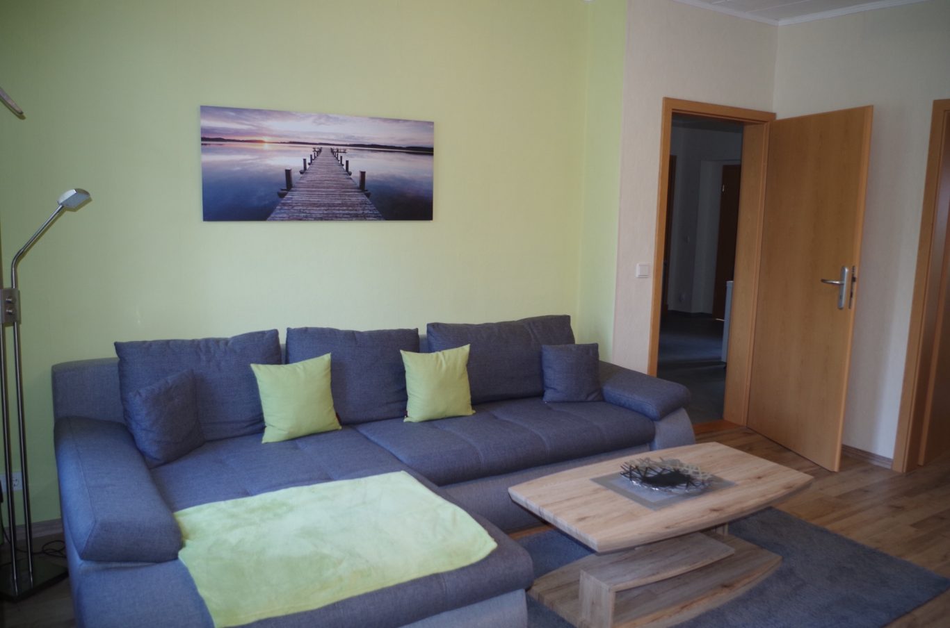 Das Sofa bietet eine zusätzliche Schlafmöglichkeit für eine Person