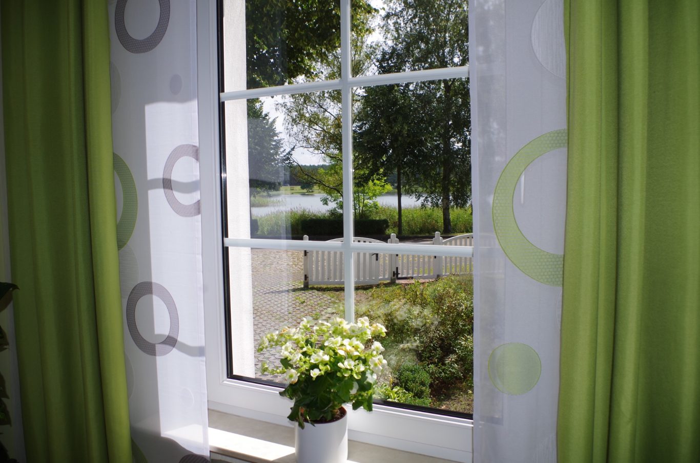 Genießen Sie vom Wohnraum den direkten Blick auf den See