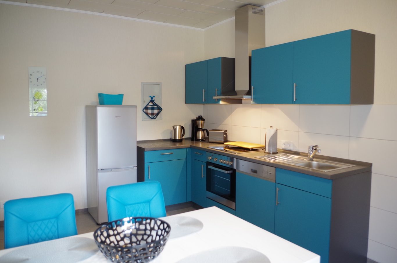 Die Küche in modernem Design ist vollständig ausgestattet