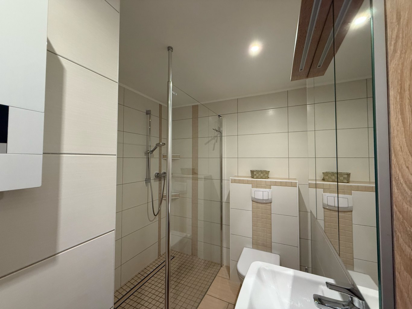 Modernes Bad mit Dusche (bodengleich) und WC
